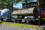 Der zweiachsige Kesselwagen (für Ladegut Teeröl / Kreosot) SM - Staatsmijnen in Limburg (Staatliche Bergwerke) NS 515615 [P], ex SM 10402, am 29 April 2025 im Het Spoorwegmuseum (bis 2005 NSM - Nederlands Spoorwegmuseum / Niederländischen Eisenbahnmuseum) in Utrecht im Bahnhof Maliebaan.

Dieser Kesselwagen wurde 1919 von der Waggonfabrik Uerdingen AG in Krefeld-Uerdingen (D) gebaut und an die SM - Staatsmijnen in Limburg (Staatliche Bergwerke) geliefert. Im Laufe der Jahre wurde das Unternehmen auch im Chemiesektor tätig. Später wurde das Unternehmen zur DSM (Dutch State Mines). In den 1960er Jahren traf die niederländische Regierung die Entscheidung, alle staatseigenen Kohlebergwerke zu schließen, 1973 wurde die letzte staatseigene Zeche geschlossen. Der Chemiesektor blieb erhalten, 1989 wurde die Koninklijke DSM N.V. privatisiert und ist heute noch als DSM-Firmenich AG bekannt.

Der Wagen ist Teil einer Serie von Kesselwagen für den innerbetrieblichen Transport von Kreosot, das Teeröl wurde unter anderem zum Imprägnieren von Holzschwellen verwendet. Nach dem Ausbau des Eisenbahnnetzes wurde der Wagen auch auf den Gleisen der NS eingesetzt und erhielt die neue Betriebsnummer NS 515615 [P]. Der Buchstabe „P“ steht für privat. Es handelt sich um ein Beispiel für Güterwagen, die nicht im Besitz der NS, sondern anderer Unternehmen gehören. Diese Bezeichnungen waren damals auch in anderen Ländern, wie bei der Deutschen Bundesbahn, üblich. Im Jahr 1987 schenkten die State Mines (heute DSM) den Kesselwagen dem Eisenbahnmuseum.

TECHNISCHE DATEN:
Hersteller: Waggonfabrik Uerdingen AG
Baujahr: 1919
Gebaute Anzahl: 12
Ladegut: Teeröl / Kreosot
Spurweite: 1.435 mm (Normalspur)
Anzahl der Achsen: 2
Länge über Puffer: ca. 8 m
Achsabstand: 4.000 mm 
Ladevolumen: 19.000 Liter
Leergewicht: 10.880 kg
Max. Zuladung: 16.000 kg
Höchstgeschwindigkeit: 80 km/h
