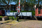 Der Schwellenwagen HSM 29045 GMW, ein dreiachsiger offener Güterwagen mit Bremserhaus der ehemaligen HSM - Hollandsche Spoorweg Maatschappij (Holländische Eisenbahn-Gesellschaft), teils auch als HIJSM - Hollandse IJzeren Spoorweg-Maatschappij geführt, am 29 April 2025 im Het Spoorwegmuseum (bis 2005 NSM - Nederlands Spoorwegmuseum / Niederländischen Eisenbahnmuseum) in Utrecht im Bahnhof Maliebaan.

Der Wagen vom Typ GMW der Serie 29041 – 29050 wurde 1911 durch die HIJSM Centrale Werkplaats in Haarlem (Zentralwerkstatt der HSM) gebaut. Bedingt durch den Ersten Weltkrieg wurde 1917 eine Zweckgemeinschaft der unabhängigen Eisenbahngesellschaften HSM und SS (Maatschappij tot Exploitatie van Staatsspoorwegen) gegründet. Die beiden Gesellschaften errichteten einen gemeinsamen Bahnbetrieb, blieben aber rechtlich unabhängig. Dies änderte sich 1938, als HIJSM und SS vollständig fusionierten und in der AG NS (Nederlandse Spoorwegen, früher Nederlandsche Spoorwegen geschrieben) aufgingen. Das Rollmaterial wurde bereits 1921 zusammengelegt, so wurden der Wagen zum NS 174545 nummeriert. Die Restaurierung des Wagens wurde zum Teil durch einen Beitrag der Freunde des Eisenbahnmuseums ermöglicht.

Sein Name hat nichts mit einer möglicherweise schwierigen Operation zu tun. HSM nutzt diesen offenen Güterwagen hauptsächlich zum Transport von Materialien für den Bau und die Instandhaltung der Eisenbahnstrecken. Sie transportieren unter anderem ... Schwellen. Dafür verfügen sie über einen breiteren Wagenkörper. Auch für den Transport von Schüttgut, wie beispielsweise Sand, eignet sich der Schwellenwagen sehr gut. Die offenen Wagen lassen sich durch Aufklappen der dreiteiligen Seitenwände bequem beladen und entleeren. Auffälliges Merkmal dieses Wagens ist das Bremserhaus. Jeder Wagen verfügt über einen eigenen Bremser, der den Wagen auf Zeichen des Lokführers, entsprechend bremst bzw. zum Stehen bringt. Nach Einführung der durchgehenden Westinghouse-Bremse sind die Bremserhäuser nicht mehr erforderlich. Jeder Wagen verfügt dann über eine Bremse, die mit der Lokomotive gekoppelt ist. Dadurch kann der Lokführer den Zug vollständig zum Stehen bringen.

TECHNISCHE DATEN:
Spurweite: 1.435 mm (Normalspur)
Anzahl der Achsen: 3
Länge über Puffer: 10.445 mm
Achsabstand: 5.000 mm (2 x 2.500 mm)
Länge der Ladefläche: 13.000 mm
Ladefläche: 24,157 m²
Leergewicht: 11.360 kg
Max. Zuladung: 20.000 kg
Höchstgeschwindigkeit: 80 km/h

