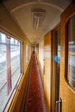 Innenraum/Interieur (Gang) des Salonwagen Prinz Bernhard Sr 8, NL-NS 61 84 89-30 002-9, vom kniglichen Zug „Koninklijke Trein“ (Hofzug) am 24.