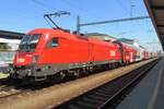 Am 27 Juni 2022 steht ÖBB 1116 180 mit der stündlich verkehrender Wiesel RB nach Wien in Breclav.