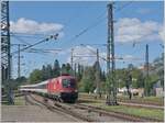 Die ÖBB 1116 273 erreicht mit ihrem EC von Stuttgart nach Zürich den Bahnhof Singen.