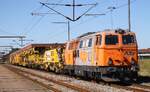 RTS 2143.032 (PZB 577 732) steht hier mit einer Swietelsky SMD-80 (Gleisumbaumaschine) 9981 9211 002-6 + Begleitwagen SMD 80 PKTMW 9981 9310 007-5 sowie der Schotterbettreinigungsmaschine RM 80-92