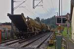 Der Getrennte Schottersammelzug steht unterhalb des Bahnüberganges in Enscherange ,während die restlichen Wagen zu der Entladestelle zum Entleeren in der Nähe Drauffelt gezogen wurden.