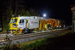 Die Baustelle Bahnhof Herdorf am Abend des 26 Oktober 2025, nun ab 20:40 Uhr wird die neue Weiche 3, beim Bahnhof/Stellwerk Herdorf Fahrdienstleiter (Hf), gestopft. Hier kam die recht neue Plasser & Theurer UNIMAT 09-4x4/4S E (A-PLA 99 81 9124 004-8), eine Universal-Weichenstopfmaschine mit Hybrid-Antriebstechnik, der Firma Eiffage Infra-Rail GmbH (Herne) zum Einsatz. Ob die Maschine nur von Eiffage Infra-Rail gemietet oder nun gekaut wurde ist mir nicht klar, aber eingestellt ist sie in sterreich ber Franz Plasser Vermietung von Bahnbaumaschinen GmbH. 

Die Maschine wurde 2017 von Plasser & Theurer in Linz unter der Fabriknummer 6557/58 gebaut. Diese Maschine mit der neuen E-Antriebstechnologie von Plasser & Theurer wurde erstmals 2017 auf der iaf 2017 in Mnster prsentiert, wo ich sie am 01.06.2017 auch ablichten und sogar in ihr Platz nehmen konnte. Siehe u.a.:
http://hellertal.startbilder.de/bild/oesterreich~bahndienstfahrzeuge~stopfmaschinen/572409/neues-maschinendesign-und-neue-e179-antriebstechnologie-von.html
und
http://hellertal.startbilder.de/bild/oesterreich~bahndienstfahrzeuge~stopfmaschinen/572406/der-blick-des-maschinenfuehrers-auf-das.html

Leider ist die Helltalbahn nicht elektrifiziert, somit konnte die Maschine den Bahnhof Herdorf nur mit Dieselantrieb (diesel-elektrisch) anfahren und nur im Dieselbetrieb arbeiten. Wenn aber eine Oberleitung vorhanden ist, dann kann die Maschine auch rein elektrisch arbeiten. 

Die Fahrantriebe sind elektrisch im Dieselbetrieb diesel-elektrisch. Im Arbeitsmodus werden alle Drehbewegungen elektrisch, Linearbewegungen hydraulisch. Zudem wir im Dieselbetrieb berschssige elektrische Energie ins Netz zurck gespeist. 

Der diesel-elektrisch angetriebener Fahrmodus und Arbeitsmodus:
Ein Dieselmotor mit einer Leistung von 600 kW liefert die Energie fr die elektrische Versorgung der Antriebskomponenten ber den Trafo und Stromrichter. Er wirkt dabei als Generator. Im Arbeitsbetrieb funktionieren die Aggregate gleichermaen wie im elektrischen Modus. Wichtigster Vorteil ist die Reduktion von der CO2-Emission und von Lrm (10 dBA Lrmreduzierung). Weniger Triebstoffverbrauch, hhere Energieeffizienz im Diesel-elektrischen Betrieb. Ich konnte persnlich feststellen, dass die Maschine (auch beim Stopfen) erheblich leiser ist, als andere klassische Maschinen. 

TECHNISCHE DATEN:
Fahrzeugbegrenzungsprofil: G1
Spurweite: 1.435 mm (Normalspur)
Anzahl der Achsen: 8 (in 4 Drehgesten)
Lnge ber Puffer:  34.140 mm
Drehzapfenabstnde: 11.250 mm / 4.550 mm / 10.300 mm
Achsabstand im Drehgestell: 1.800 mm
Raddurchmesser (neu): 920 mm
Eigengewicht: 142.000 kg
Kleister befahrbarer Gleisbogen: R = 150 m 
Zugelassen fr Streckenklasse: C2 und hher
Hchstgeschwindigkeit: 100 km (eigen und geschleppt)
Kraftstofftank: max. 2.580 l (Diesel)
Wirkungsgrad: bis zu 94 %
Bremse:2 x KE-GP mZ (K)
Bremssohle: J 816 M