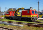 Der X 552 106-7 (99 81 9131 538-6 A-ÖBB) ein Plasser & Theurer MTW 100 der ÖBB Infra (ÖBB-Infrastruktur AG) ist am 03. April 2025 beim Bahnhof Attnang-Puchheim abgestellt, die Aufnahme konnte ich durch den Zaun machen.

Die Baureihe X552 umfasst dieselhydraulisch betriebene Motorturmwagen (MTW) der Österreichischen Bundesbahn. Diese dienen der Errichtung und der Wartung von Oberleitungen.

X552.0 (der 1. und 2. Serie) haben einen durchgehenden Fahrzeugaufbau, der Aufbau ist eine selbsttragende Schweißkonstruktion mit einer rund 12 Meter langen Kabine mit den Führerständen, einem großen Werkstattraum sowie einem nicht extra abgetrennten Sozialraum. Auf dem Dach befindet sich eine Hub-Schwenk-Arbeitsbühne mit einer Zuladung von 400 kg und einem Schwenkwinkel von ±120° sowie einem Teleskopkran. Weiters ist das Fahrzeug mit einem Erdungs- und Messbügel (Schunk WBL 85) ausgestattet. Für die Beobachtung des Bügels wurde eine niedrige Kanzel mit Panzerglasscheibe verbaut, welche bei den anderen Lieferserien durch die Videokamera ersetzt worden ist.

Die zwischen 1992 und 1996 gelieferten Fahrzeuge der 2. Serie X552.004 – 026 erhielten für einen flexibleren Arbeitseinsatz eine funkferngesteuerte, frei verschwenkbare Arbeitsbühne an einem modifizierten Ladekran mit Knickarm, womit die Arbeitsbühne auch neben die Fahrleitung oder neben dem Fahrzeug herabgelassen werden kann. Der Arbeitsbereich reicht hierbei von 4 Meter unter der Schienenoberkante bis 13,7 Meter in die Höhe bei einer maximalen Ausladung von 7,8 Meter ab Gleismitte.

Zwischen September 1997 und März 1998 wurde die letzte Lieferserie X552.0 (3. Serie) geliefert. Bei den Fahrzeugen X552.027 – 032 wurde auf einen durchgehenden Fahrzeugaufbau verzichtet, wodurch sich die Hubarbeitsbühne nun in der Fahrzeugmitte auf Fußbodenhöhe befindet und ein Besteigen des Wagendaches wegfällt.

Die X552.1 (wie dieses hier):
Im Zuge einer EU-weite Ausschreibung bestellten die ÖBB Ende 1998 bei Plasser & Theurer elf Motorturmwagen ähnlich den Wagen X552.027 – 032 mit beidseitigen Endaufbauten, einer Hubarbeitsbühne (Palfinger PA 240 B) sowie zwei seitenverfahrbaren Positionierarmen. Allerdings wurde hierbei auf einen Ladekran verzichtet, mit der Hubarbeitsbühne kann man ja auch sie zu 800 kg heben. Auf einer der Kabinen befinden sich Messstromabnehmer (Schunk WBL 85), Profilmessvorrichtung und zwei Fahrdraht- und Tragseilrositionierer (Palfinger PFD 79/99). Die Wagen erhielten die Nummern X552.101 – 111 (heute: 99 81 9131 533 – 544).

Angetrieben wird der MTW 100 von einem Deutz (KHD) luftgekühlten V12-Zylinder-Viertakt-Dieselmotor mit Direkteinspritzung, Abgasturbolader und Ladeluftkühlung vom Typ BF12L513C mit einer Leistung von 367kW bei 2.300 U/min. Der Motorhubraum beträgt 19,144 Liter (Bohrung Ø 125 x 130 mm Hub). Die Leitungsübertragung erfolgt dieselhydraulisch auf beide Achsen von einem Drehgestell. 

DATEN der Palfinger PA 240 B Hubarbeitsbühne:
Max. Korbzuladung: 800 kg
Max. Korbboden- / Arbeitshöhe: 14,1 / 16,1 m
Max. horizontale Reichweite: 13,5 m / 13,0 m
Arbeitskorbabmessungen LxB 2,1 x 1,1 m / 1,1 x 2,1 m
Max. zul. Bühnenneigung b) 15°
Betriebsdruck (am Steuerventil) 300 bar
Ölmenge 100 l/min

DATEN der Palfinger PFD 79/99 Fahrdraht- und Tragseilrositionierer:
Max. Arbeitshöhe 7,0 m / 9,0 m
Max. Tangentialkraft 3,0 kN
Max. Ausschubkraft 3,5 kN
Betriebsdruck (am Steuerventil) 300 bar

TECHNISCHE DATEN der X552.1:
Nummerierung: 	X552.101 – 111 (heute: 99 81 9131 533 – 544).
Anzahl: 11
Hersteller: Plasser & Theurer, Linz/Donau
Baujahre: 1998 bis 2000
Spurweite: 1.435 mm (Normalspur) 
Achsfolge:	2´B´
Länge über Puffer: 16.840 mm
Höhe: 4.650 mm
Breite: 3.100 mm
Drehzapfenabstand: 11.000 mm
Achsabstand im Drehgestell: 1.800 mm
Lauf- und Treibraddurchmesser: 840 mm (neu)
Eigengewicht: 57.400 kg
Höchstgeschwindigkeit: 140 km/h
Dieselmotor: Deutz (KHD) BF12L513C
Dauerleistung: 367 kW (499 PS)
Antrieb: dieselhydraulisch
Kleinster befahrbarer Gleisbogen: R = 150 m
Besonderheit: Zugelassen für Steilstrecken
