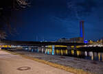 Salzburg by Night: Blick unterhalb der Station Salzburg Mlln-Altstadt die Eisenbahnbrcke ber die Salzach (der Bahnstrecke Salzburg - Rosenheim -BB 300) am 13 Januar 2025, darber fhrt gerade eine