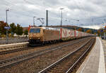 Die TX Logistik 185 538-6 (93 81 0185 538-6 A-TXLA, ex 91 80 6185 538-6 D-TXL) fhrt am 26.10.2021 mit einem langen KLV-Zug durch den Bahnhof Amstetten (Wrtt) in Richtung Stuttgart.