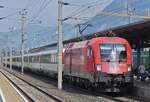 BB Lok 1016 019 fhrt mit ihrem Personenzug im Bahnhof von Jenbach ein. 21.08.2024