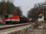 Die 1144 224 am 04.04.2009 mit einem Gterzug bei der Durchfahrt in Aling.