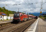 Zugbegegnung im Bahnhof Prien am Chiemsee am 11.09.2022...
Rechts rauscht der Taurus II BB 1116 139 mit einem IC in Richtung Salzburg, whrend links der Taurus II BB 1116 208 „Spirit of Germany“. mit Werbung fr dem BB Railjet „Eine neue ra hat begonnen...“, mit einem BB Railjet in Richtung Mnchen durchrauscht.
