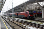 Salzburg Hauptbahnhof am 15 Januar 2025, nun schneit es leicht, die letzten Passagiere sind aus dem ÖBB-Railjet von Wien Hbf.