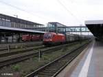 1116 004-1 zieht ein gedeckten Gterzug durch Regensburg HBF.