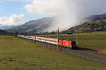 1116 084 war am 18. November 2025 mit dem  Transalpin  bei Kirchberg in Tirol auf dem Weg nach Klagenfurt.
