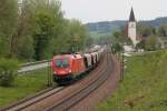 BB-Taurus 1116-034 mit Gterzug vor der Kirche von Hausbach zwischen Passau und Vilshofen bei leider bedecktem Himmel (am 27.