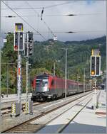 Die ÖBB 1116 222 rangiert mit ihrem RJ im Bahnhof von Bregenz und bietet mir so ein paar interessante Motive. 

19. Sept. 2024