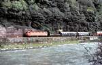 ÖBB 1044 mit Bauzug und Teleskop-Kranwagen bei Bischofshofen neben der Salzach am 03.10.1981.