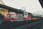 ÖBB 1163 001 verschiebt ein POstwagen und einige Reisewagen in Salzburg Hbf am Abend von 24 Mai 2002.