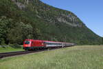 1216 004 war am 14. Mai 2024 mit einem  EC  bei Niederuadorf im Inntal auf dem weg zum Brenner.