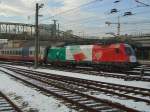 Die 1216 004 (EM Lok Italien) am 05.01.2008 bei der Ausfahrt mit einer RoLa aus dem Salzburger Hbf.