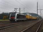 Die 1216 025 am 02.10.2010 mit einem Scheinenschleifzug bei der Durchfahrt in Timelkam.