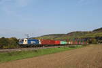 187 326 der  Wiener Lokalbahn Cargo  mit einem Containerzug aus Gemnden kommend am 12. Oktober 2022 bei Himmelstadt am Main.