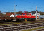 Die E-Lok E 20 006² (A-STH 91 81 1943 001-8) der der Stern & Hafferl Verkehrsgesellschaft m.b.H. (StH), ex SLB E 64, ex SAKOG E 27 001, ist am 04 April 2025, mit einem Güterzug, beim Bahnhof Vorchdorf-Eggenberg abgestellt. 

Die normalspurige Gleichstrom-E-Lok wurde 1952 von der SGP - Simmering-Graz-Pauker AG unter der Fabriknummer 52748, die elektrische Ausrüstung ist von ELIN. Sie wurde an die SAKOG (Salzach-Kohlen-Bergbau-Gesellschaft) - einem Unternehmen mit Stern&Hafferl-Beteiligung ausgeliefert. Die Lok erhielt nach dem Nummernschema der Stern&Hafferl die Bezeichnung E 27.001 (27 für SAKOG) und trug mit einer bauartgleichen Lokomotive (E 27.002) die Hauptlast des umfangreichen Güterverkehrs auf der 1951 eröffneten Lokalbahn Bürmoos - Trimmelkam.

Zwischendurch gab es auch immer wieder Einsätze auf anderen, normalspurigen Lokalbahnen der Stern&Hafferl - Gruppe, so auf der Linzer Lokalbahn (LILO) und der Lokalbahn Lambach - Vorchdorf (LV). Mit Einstellung des Kohlebergbaus der SAKOG wurde Bahnstrecke und Lokomotive per 01.01.1994 an die SLB verkauft und erhielt dort die Nummer E 64. Zwei Jahrzehnte diente die Lok als unverwüstlicher  Büffel  im Verschub.

Am 28. Oktober 2019 verließ die Lokomotive E 64 der Salzburger Lokalbahnen (SLB) im Schlepp der Stern&Hafferl-Diesellok V 20.011 (ex Tegernseebahn) ihren bisherigen Eigentümer in Salzburg Itzling. Damit kehrt die Lok in den Schoß des Stern&Hafferl-Imperiums zurück, dem sie bereits von 1952 bis 1993 gedient hatte.

TECHNISCHE DATEN (der ex SLB 64, 61-63 weichen ab):
Hersteller: SGP (Mechanik), Elin (Elektrik)
Baujahr: 1952
Spurweite: 1.435 mm (Normalspur)
Achsfolge: Bo‘Bo‘
Länge über Puffer 11.900 mm
Fahrzeughöhe mit Dachaufbauten 3.475 mm
Fahrzeugbreite 2.700 mm
Drehzapfenabstand: 5.600 mm
Achsstand im Drehgestell: 2.800 mm
Raddurchmesser 900 mm
Leergewicht: 44.800 kg
Höchstgeschwindigkeit: 50 km/h
Leistung: 4 x 66 kW (ELIN - Halbspannungsmotoren)
Stundenleistung: 264 kW
Stundenzugkraft: 61 kN
Übersetzung: 1:5,661
Kleinster zulässiger Bogenradius: R 50 m
Fahrdrahtspannung: 1.000 V=
Steuerung: elektrisch pneumatische Schützensteuerung 
Fahrstufen: 17
Stromabnehmer: 1 Einholmstromabnehmer