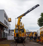 Plasser & Theurer prsentierte auf der 28. Internationale Ausstellung Fahrwegtechnik (iaf 2022) in Mnster, hier am 31 Mai 2022 den Motorturmwagen MTW 100 mit dreiteiliger Sulenhebebhne und Eisenbahnkran, A-SPAL 99 81 9131 017-1 „Sofia“ fr die SPL Powerlines Austria GmbH. Flexibel und sicher an der Oberleitung, der MTW 100 ist fr den Oberleitungsbau und die –instandhaltung. 

Der Motorturmwagen wurde 2022 von Plasser & Theurer in Linz (Donau) unter der Fabriknummer 7266 gebaut.

HIGHLIGHTS
•	Dreiteilige Sulenhebebhne fr flexibles gleichzeitiges Arbeiten am Oberleitungssystem an bis zu drei Positionen
•	Eisenbahn-Ladekran mit Arbeitskorb, speziell konzipiert fr Arbeiten am Oberleitungssystem
•	Fahrdraht- und Tragseildrckanlage fr die sichere Positionierung im Zuge von Montagearbeiten
•	Sitzecke mit Tisch und Kchenzeile im Sozialbereich
•	Komfortable Unterbringung von bis zu 8 Personen auf der Maschine, auch fr die berstellfahrt
•	Integrierte Werkstattkabine ausgestattet fr die wichtigsten Arbeiten direkt vor Ort in sicherem Arbeitsumfeld
•	Vorbereitet fr nachtrgliche Ausstattung mit ETCS L2 B3 Zugsicherung

TECHNISCHE DATEN des MTW 100:
Spurweite: 1.435 mm (Normalspur)
Lnge ber Puffer: 18.840 mm
Drehzapfenabstand: 12.500 mm
Eigengewicht: 69 t
Max. Achslast; 20 t
Hchstgeschwindigkeit: 100 km/h (Eigenantrieb/geschleppt)
Streckenklasse: C2 (EN 15528)
Kleinster befahrbarer Gleisbogen: R 120 m
Fahrzeugumgrenzung: G2 (EN 15273)

STANDARD AUSSTATTUNG
•	Dreiteilige Hubarbeitsbhne - PA 1002, zentraler Korbboden auf 4.500 mm ber SOK anhebbar, Arbeitsbereich der Seitenkrbe - Korbboden bis 7.500 mm ber SOK und 4.000 mm von der Gleismitte, max. Zuladung Hauptkorb 1.500 kg, max. Zuladung Nebenkorb 250 kg
•	Eisenbahnladekran mit Lasthaken 28,0 mt - PKR 290 E
•	Seilwinde fr Kran 2,5 t
•	Endlosrotator
•	Arbeitskorb mit 350 kg Traglast - BB 051
•	Ladeflche
•	Begehbares Maschinendach mit Sicherheitsrost
•	Sicherheitsgelnder klappbar
•	Pantograph
•	Fahrdraht- und Tragseildrcker - PFD 99
•	Strom- und Druckluftversorgung fr Bhne und Arbeitskorb
•	Dieselmotor EU Stufe V
•	Hydrostatischer Fahrantrieb fr berstell- und Arbeitsfahrt
•	Pneumatisch bettigte Federspeicher-Klotzbremsen
•	Sozialbereich mit Tisch und Sitzmglichkeit
•	Geschlossener und schallisolierter Werkstattraum
•	Ein Fhrerstand je Fahrtrichtung
•	Hydrauliknotpumpe
•	LED-Beleuchtung
•	Farbkameras und Monitore
•	Puffer und Zughaken, sowie Rockinger-Kupplung beidseitig
•	Sandstreuanlage und Spurkranzschmierung
•	Vorbereitung fr spteren Einbau von ETCS
