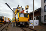 Plasser & Theurer prsentierte auf der 28. Internationale Ausstellung Fahrwegtechnik (iaf 2022) in Mnster, hier am 31 Mai 2022 den Motorturmwagen MTW 100 mit dreiteiliger Sulenhebebhne und Eisenbahnkran, A-SPAL 99 81 9131 017-1 „Sofia“ fr die SPL Powerlines Austria GmbH. Flexibel und sicher an der Oberleitung, der MTW 100 ist fr den Oberleitungsbau und die –instandhaltung. 

Der Motorturmwagen wurde 2022 von Plasser & Theurer in Linz (Donau) unter der Fabriknummer 7266 gebaut.

HIGHLIGHTS
•	Dreiteilige Sulenhebebhne fr flexibles gleichzeitiges Arbeiten am Oberleitungssystem an bis zu drei Positionen
•	Eisenbahn-Ladekran mit Arbeitskorb, speziell konzipiert fr Arbeiten am Oberleitungssystem
•	Fahrdraht- und Tragseildrckanlage fr die sichere Positionierung im Zuge von Montagearbeiten
•	Sitzecke mit Tisch und Kchenzeile im Sozialbereich
•	Komfortable Unterbringung von bis zu 8 Personen auf der Maschine, auch fr die berstellfahrt
•	Integrierte Werkstattkabine ausgestattet fr die wichtigsten Arbeiten direkt vor Ort in sicherem Arbeitsumfeld
•	Vorbereitet fr nachtrgliche Ausstattung mit ETCS L2 B3 Zugsicherung

TECHNISCHE DATEN des MTW 100:
Spurweite: 1.435 mm (Normalspur)
Lnge ber Puffer: 18.840 mm
Drehzapfenabstand: 12.500 mm
Eigengewicht: 69 t
Max. Achslast; 20 t
Hchstgeschwindigkeit: 100 km/h (Eigenantrieb/geschleppt)
Streckenklasse: C2 (EN 15528)
Kleinster befahrbarer Gleisbogen: R 120 m
Fahrzeugumgrenzung: G2 (EN 15273)

STANDARD AUSSTATTUNG
•	Dreiteilige Hubarbeitsbhne - PA 1002, zentraler Korbboden auf 4.500 mm ber SOK anhebbar, Arbeitsbereich der Seitenkrbe - Korbboden bis 7.500 mm ber SOK und 4.000 mm von der Gleismitte, max. Zuladung Hauptkorb 1.500 kg, max. Zuladung Nebenkorb 250 kg
•	Eisenbahnladekran mit Lasthaken 28,0 mt - PKR 290 E
•	Seilwinde fr Kran 2,5 t
•	Endlosrotator
•	Arbeitskorb mit 350 kg Traglast - BB 051
•	Ladeflche
•	Begehbares Maschinendach mit Sicherheitsrost
•	Sicherheitsgelnder klappbar
•	Pantograph
•	Fahrdraht- und Tragseildrcker - PFD 99
•	Strom- und Druckluftversorgung fr Bhne und Arbeitskorb
•	Dieselmotor EU Stufe V
•	Hydrostatischer Fahrantrieb fr berstell- und Arbeitsfahrt
•	Pneumatisch bettigte Federspeicher-Klotzbremsen
•	Sozialbereich mit Tisch und Sitzmglichkeit
•	Geschlossener und schallisolierter Werkstattraum
•	Ein Fhrerstand je Fahrtrichtung
•	Hydrauliknotpumpe
•	LED-Beleuchtung
•	Farbkameras und Monitore
•	Puffer und Zughaken, sowie Rockinger-Kupplung beidseitig
•	Sandstreuanlage und Spurkranzschmierung
•	Vorbereitung fr spteren Einbau von ETCS
