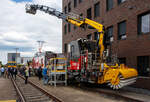 Plasser & Theurer präsentierte auf der 29. Internationale Ausstellung Fahrwegtechnik 2025 (iaf) in Münster (hier am 20 Mai 2025), den neuen P&T MultiCrafter 15.4 E³ Typ 3 für die Oberbauinstandhaltung der ÖBB Infra
A-ÖBB 99 81 9120 202-2 / X730.02 (Baujahr 2025). 

Hinten mit angebautem Kahlbacher Schneekehrgerät SPS 245. Es wurde eigens für den Winterdiensteinsatz auf der Schiene entwickelt, um die Schneeräumung zwischen den Gleisen zu bewältigen. Dafür wurde die SPS mit einem leistungsstarken Hydraulikantrieb versehen, der sich durch eine hohe Laufruhe und enorme Leistung bei der Schneeräumung auszeichnet. Der Kassettenbürstenkörper aus Aluminium ermöglicht ein einfaches Wechseln der Bürstenbesätze und trägt zur robusten Bauweise und zur hohen Funktionalität im Winterdienst bei.