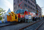 Plasser & Theurer präsentierte auf der 29. Internationale Ausstellung Fahrwegtechnik 2025 (iaf) in Münster (hier am 20 Mai 2025), den neuen P&T MultiCrafter 15.4 E³ Typ 3 für die Oberbauinstandhaltung der ÖBB Infra
A-ÖBB 99 81 9120 202-2 / X730.02 (Baujahr 2025). Vorne mit angebauter Kahlbacher Schneeschleuder. 

Die P&T Catenary Crafter Typ 1 und Typ 2, MultiCrafter sowie TransportCrafter sind Bahndienstfahrzeuge der Österreichischen Bundesbahnen und bauen auf dem E3 Konzept von Plasser & Theurer auf.

Der Plasser MultiCrafter 15.4 E³ ist ein multifunktionales Kraftpaket mit emissionsfreiem Antrieb. Er bietet höchste Flexibilität und optimalen Leistungsumfang im Einsatz, von Arbeiten mit Kran und Arbeitskorb bis hin zu Schneeräumtechnik. Die Grundstruktur des Trägerfahrzeugs ist identisch mit anderen Maschinenausprägungen, was die Lagerhaltung von Ersatzteilen vereinfacht. Der MultiCrafter kann bis zu 900 t Anhängelast ziehen und nutzt drei Energiequellen: Oberleitung, Traktionsbatterien und ein dieselelektrisches Powerpack. Der vollelektrische Antriebsstrang ermöglicht verschleißfreies Bremsen und Rückgewinnung von Energie. Die umfassende Ausstattung beinhaltet einen leistungsstarken Eisenbahnkran (PALFINGER PKR 370 mit einem max. Hubmoment von 35,0 mt und einer Reichweite bis zu 21,7 m), eine große Ladeplattform und Schneeräumtechnik (von KAHLBACHER).

Die österreichischen Bundesbahnen (ÖBB) setzen neue Maßstäbe in der Instandhaltung ihres Schienennetzes durch die Einführung einer hochmodernen und umweltfreundlichen Flotte. Nach einer EU-weiten Ausschreibung erhielt Plasser & Theurer den Auftrag für 56 High-Tech-Hybridfahrzeuge. Neben dem technologischen Fortschritt ist damit auch das sukzessive Ausscheiden der älteren ÖBB-Flotte verbunden, die teilweise seit über 40 Jahren im Einsatz ist.

Die neuen Hochleistungs-Instandhaltungsfahrzeuge mit umweltfreundlichem Hybridantrieb spielen eine entscheidende Rolle für die Zuverlässigkeit des ÖBB-Schienennetzes. Bei Störungen sind sie mit einer Höchstgeschwindigkeit von 120 km/h die Ersten vor Ort und sorgen dafür, dass die Strecken schnellstmöglich wieder freigegeben werden können. Damit leisten die Maschinen einen wichtigen Beitrag zu einem hochverfügbaren Fahrweg.

Um den unterschiedlichen Anforderungen gerecht zu werden, wurden vier modulare Maschinentypen auf gemeinsamer Basis entwickelt, es sind:
•	Plasser CatenaryCrafter 15.4 E³ (Typ 1), spezialisiert auf den Neubau und die Montage von Oberleitungsanlagen, bei der ÖBB als X710 geführt.
•	Plasser CatenaryCrafter 15.4 E³ (Typ 2), spezialisiert auf die Instandhaltung von Oberleitungsanlagen, bei der ÖBB als X720 geführt.
•	Plasser MultiCrafter 15.4 E³, für universelle Instandhaltungsarbeiten am und seitlich des Oberbaus sowie für sicheren Transport von Material und Personen zum Einsatzort, bei der ÖBB als X730 geführt.
•	Plasser TransportUnit 14.2, aus Steuerwagen ohne eigenen Antrieb, mit großer Ladefläche zum Transport von zusätzlichem Material und Equipment. Vom vollwertigen Fahrstand kann der Antrieb einer gekoppelten Maschine mittels Vielfachsteuerung genutzt werden.
Die modulare Bauweise bietet dem Betreiber mehrere Vorteile, etwa einen einheitlichen Fahrstand, der den Schulungsaufwand für das Bedienpersonal reduziert, und die Möglichkeit, defekte Module schnell auszutauschen, um Stillstandszeiten zu minimieren. Mit der von Plasser & Theurer entwickelten E³-Technologie fahren und arbeiten alle Maschinentypen emissionsfrei und geräuscharm über den Strom aus der Oberleitung oder batterieelektrisch aus LithiumTitanatOxid Akku 203kWh (eine volle Ladung reicht für einen Arbeitstag). Sollte mal keine Oberleitung vorhanden sein und die Akkus sind leer, dafür besitzen die Fahrzeuge noch einen Backup-Diesel (dieselelektrischer Powerpack mit 520 kW Leistung). 

Der Multi Crafter (Typ 3) besitzt eine Ladeplattform mit steckbarem Geländer zum Geräte- und Materialtransport. Die Sozialkabine mit Küchenzeile, Sitzgelegenheit und Sanitärbereich bietet Platz für bis zu 11 Personen auf der Maschine, auch für Überstellfahrten. Die Maschine hat Anbaumöglichkeit für Schneeräumtechnik auf beiden Seiten. Ein Einsatz im Tunnel möglich.

Von der ÖBB wurden bestellt: 
29 P&T Catenary Crafter (Typ 1 und Typ 2), 
21 P&T Multi Crafter (Typ 3) und 
6 P&T TransportUnits (Steuerwagen)

Mehr Reichweite, weniger Verschleiß:
Die Laufruhe bei 120 km/h beeindruckt, zusammen mit großer Reichweite der Batterie. Das verschleißfreie elektrische Bremssystem ermöglicht regeneratives Bremsen, selbst im Dieselbetrieb. Die gewonnene Energie wird vorrangig für das Laden der Traktionsbatterie verwendet und sorgt so für mehr Reichweite. Positiv hervorzuheben ist auch der Tandembetrieb mit Mehrfachtraktion. Mehrere Maschinen können gekoppelt werden, wobei der Antrieb von zwei Maschinen gemeinsam von einem Führerstand genutzt und gesteuert wird. Alle relevanten Informationen, inklusive jene der zweiten antreibenden Maschine, sind auf einem zusätzlichen Monitor einsehbar.

Die Eisenbahn ist Verkehrsträger Nummer eins der Zukunft:
Die neue Instandhaltungsflotte ist ein wichtiger Schritt in die Zukunft der Eisenbahn als Verkehrsträger. Die ÖBB rüsten sich für die aktuellen Herausforderungen, insbesondere im Hinblick auf die Klimakrise und die Notwendigkeit, Güter- und Personenverkehr auf die Schiene zu verlagern. Erklärte Ziele sind Verdoppelung der Leistung und Etablierung als CO2-neutraler Mobilitätssektor, die bis 2040 erreicht werden sollen. 

TECHNISCHE DATEN des X730:
Hersteller: Plasser & Theurer in Linz (A)
Typ: Plasser MultiCrafter 15.4 E³ (Typ 3)
Baujahre (ÖBB-Fahrzeuge): ab 2023
Bestellt Anzahl der ÖBB: 21 
Spurweite: 1.435 mm (Normalspur) 
Achsformel: Bo´Bo´
Länge über Puffer: 22.040 mm 
Drehzapfenabstand: 15.400 mm 
Achsabstand im Drehgestell: 2.100 mm
Treib- und Laufraddurchmesser: 920 mm (neu)
Max. Achslast: 22,5 t
Eigengewicht: 78.000 kg
Max. Zuladung bei Lastgrenze S: 2,0 t ab C / 11,4 t (ab Streckenklasse D)
Max. Zuladung bei Lastgrenze SS: 2,0 t ab C / 10,0 t (ab Streckenklasse D)
Höchstgeschwindigkeit: 120 km/h (eigen und geschleppt)
Antrieb: über 15 kV, 16,7 Hz aus der Oberleitung, oder batterieelektrisch LithiumTitanatOxid Akku 203kWh oder Backup-Diesel
Backupantrieb: Powerpack dieselelektrisch mit Dieselmotor mit einer Leistung von 520 kW mit Abgasnorm EU Stufe V
Diesel-Tankinhalt: 1.200 l
Kleinster bef. Halbmesser: R 112 m
Bremse: KEn – GPR – A - W (D)
Zugbeeinflussung: ETCS Level 2, PZB
Eisenbahn-Ladekran: PALFINGER PKR 370 mit einem max. Hubmoment von 35,0 mt und einer Reichweite bis zu 20,5 m über SOK / ca. 16,9 m ab Gleismitte. 
Arbeitskorb: max. Traglast 350 kg, demontierbar
