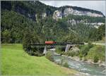 Kurz nach der Abfahrt in Schwazrenberg erreiht die (ex) ÖBB 2095.13 mit ihrem  Vormittags-Zug  die fotogene Sporeneggbrücke über die Bregenzerach. 

15. Sept. 2024 