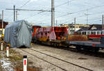 Der meterspurige vierachsige Schotterwagen 23 501 Fcc der Stern & Hafferl Verkehrsgesellschaft m.b.H., ex MIBRAG GmbH (Mitteldeutsche Braunkohlengesellschaft), ist am 14 Januar 2025 beim Bahnhof Vorchdorf-Eggenberg abgestellt.

Der Wagen wurde 1967 von der Waggonfabrik Sarajewo (STAMAG) fr ein Braunkohlekombinat in der DDR gebaut. Wann er nach sterreich gelangte ist mir unbekannt. Nach dem Nummernschema der StH ist dieser Wagen (23) der Lokalbahn Gmunden–Vorchdorf zugeordnet. 
