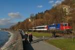 Zwischen Lochau und Bregenz führt die Bahnlinie parallel zur Uferpromenade des Bodensees entlang.