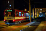 Der ET 51 „Berchtesgaden“ (Baujahr 1992) der SLB - Salzburger Lokalbahn hat am späten Abend des 12.09.2022 (21 Uhr) den Lokalbahnhof Salzburg verlassen  und fährt als S1 nach