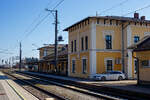 Der Bahnhof Lambach (Obersterreich) am 14 Januar 2025.

Der Bahnhof liegt an der „alten“ Westbahn (BB KBS 100/101) Wien – Linz – Salzburg, der ehemaligen k.k. Kaiserin Elisabeth-Bahn. Fernverkehrts Zge (wie Railjet der Westbahn) sieht man hier kaum, denn diese fahren ber die Umfahrung Lambach durch den Kalvarienbergtunnel (1.410 m). Die Umfahrung Lambach erstreckt sich ber eine Lnge von 3,9 Kilometer, wovon 1,41 km Kilometer durch den Tunnel unter dem Kalvarienberg verlaufen. sterreich nimmt seine Verpflichtung, den Verkehr in umweltfreundliche Bahnen zu lenken, sehr ernst. Konkret heit das, da die Bahn ausgebaut ist. Die Westbahn ist eine der am meisten befahrenen und damit einer der wichtigsten Schienenmagistralen quer durch sterreich.

Der Bahnhof Lambach ist Ausgangspunkt der normalspurigen, eingleisigen Lokalbahn Lambach–Vorchdorf-Eggenberg, auch als Vorchdorferbahn bekannt. Die Vorchdorferbahn wird von der Stern & Hafferl Verkehrs-GmbH betrieben. Eigentmerin der Strecke ist die Lokalbahn Lambach-Vorchdorf-Eggenberg AG, die zu 72,5 % dem Bund, zu 11 % der O Verkehrsholding GmbH, zu 9,4 % der Marktgemeinde Lambach, zu 3,3 % der Marktgemeinde Vorchdorf, und zu 2,7 % der Stern & Hafferl Verkehrs-GmbH, der Rest ist Streubesitz.

Lambach ist eine Marktgemeinde in Obersterreich an der Traun im Bezirk Wels-Land im Hausruckviertel. Bedeutend ist die 1056 gegrndete Benediktinerabtei Stift Lambach.
