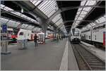 Stadler Doppelstock Fernverkehrszüge in Zürich HB: Links der SBB RABe 512 als RE 57 nach Aarau und rechts ein DB 4010 als IC nach Stuttgart. 

15. März 2025 