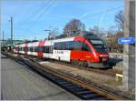 Der ÖBB 4024 003-8 der Vorarlberger S-Bahn in Bregenz, Der Mast rechts scheint bzw.