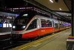 Der ÖBB 4024 033-4, ein vierteiliger elektrischer TALENT, hat am Abend des 25.03.2022 um 20:40 Uhr, als RegionalExpress REX 2 (Hochfilzen – Kitzbühel – Wörgl - Innsbruck),