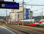 Ein dreiteiliger Elektrotriebzug der ÖBB Reihe 4023 gekuppelt mit einem vierteiligen der ÖBB Reihe 4023 fahren am 12.09.2022 in den Hauptbahnhof Salzburg ein.