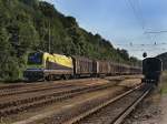 Die 1216 930 am 31.07.2010 mit einem Schiebewandwagen Zug bei der Durchfahrt in Wernstein