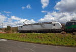 Die weiße SIEMENS Vectron MS 193 598-0 (91 80 6193 598-0 D-ELOC) fährt am 24.03.2023, mit der kalten SIEMENS Vectron AC 193 229-2 (91 80 6193 229-2 D-ELOC) und einem beladenen