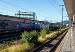 Die eigentlich „weiße“ SIEMENS Vectron MS 193 512-1 (91 80 6193 512-1 D-ELOC) der ELL - European Locomotive Leasing (Wien) hat am 01 Juli 2025 mit einem KLV-Zug in Richtung Köln fahrend im Hauptbahnhof Koblenz Hp 0. 

Nochmals einen lieben Gruß an den sehr netten Lokführer zurück. Leider war eine richtige Unterhaltung über die Gleise hinweg, wegen dem durchfahrendem Gegenzug, nicht richtig möglich und nach einem eingefahren FLIRT gar nicht mehr.

Die SIEMENS Vectron MS - 6.4 MW wurde 2023 von Siemens in München-Allach unter der Fabriknummer 23530 gebaut. Sie ist in der Variante A10-7i ausgeführt und hat so die Zulassungen für Deutschland, Österreich, Polen, Tschechien, Slowakei, Ungarn, Niederlande, Rumänien und Bulgarien (D / A / PL / CZ / SK / H / NL / RO und BG).

So besitzt die Variante MS A10-7i folgende Zugsicherungssysteme: ETCS BaseLine 3, sowie für Deutschland (PZB90 / LZB80 (CIR-ELKE I)), für Österreich (ETCS Level 1 mit Euroloop, ETCS Level 2, PZB90 / LZB80), für Polen (SHP), für Tschechien und die Slowakei (LS (Mirel)), für Ungarn (ETCS Level 1, EVM (Mirel)) für die Niederlande (ETCS Level 1, ETCS Level 2, ATB-EGvV) und für Rumänien und Bulgarien (PZB90).
