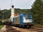 Die 1216 910 am 26.08.2009 mit einem Kesselwagenzug bei der Durchfahrt in Wernstein. 
