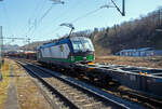 Die an die LTE Logistik- und Transport GmbH vermietete Vectron MS 193 739 (91 80 6193 739-0 D-ELOC) der European Locomotive Leasing, fährt am 22.03.2022 mit einem Containerzug durch Scheuerfeld