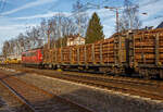 Vierachsiger Holztransportwagen (Drehgestellflachwagen mit Rungen und Stirnwnden) 31 81 3523 474-4 A-RCW, der Gattung Rnoos-uz, der Rail Cargo Austria (zur BB), beladen mit Fichten-Rundholz, am