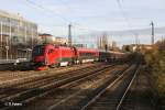 1116 216-1 schiebt den RJ69 nach Budapest am Heimeranplatz vorbei.