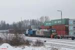 277 005 und 182 523 rangieren in Wiesau mit einem Containerzug.