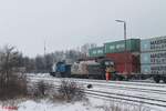 277 005 und 182 523 rangieren in Wiesau mit einem Containerzug.