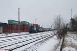 277 005 und 182 523 rangieren in Wiesau mit einem Containerzug.