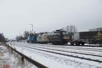 277 005 und 182 523 rangieren in Wiesau mit einem Containerzug.